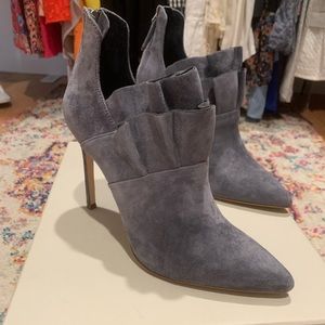 Pour La Victoire suede heel booties